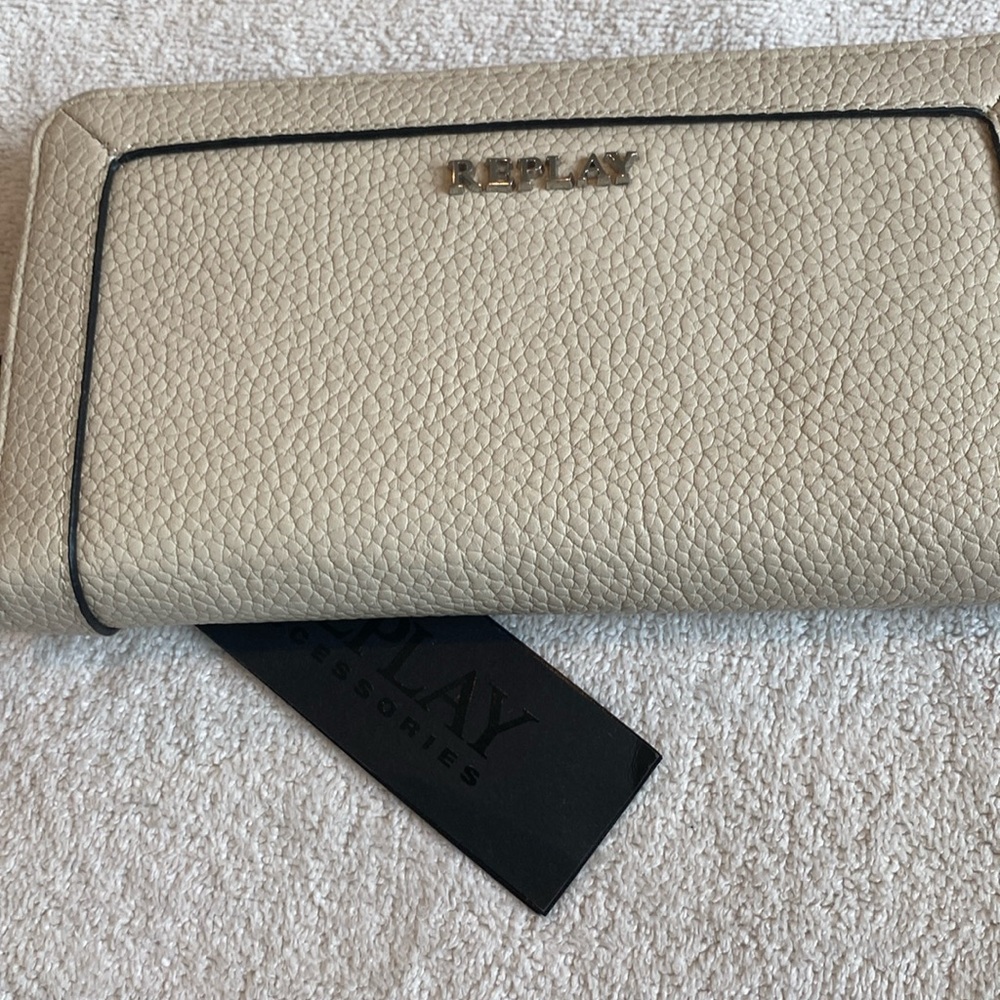 Replay cream  Polyethylene womens Wallet 7.5”x4.5” new with‎ defect